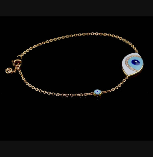 Görselde yer alan pırlanta taşlı altın bileklik modeli, ince rose altın zinciri, beyaz mine detayları ve mavi göz motifiyle bütünleşerek zamansız bir tasarıma dönüşür. Göz tasarım altın bileklik sevenler için bu tasarım, sadece estetik değil aynı zamanda anlamlı bir stil sunar çünkü nazar temasının modern yorumunu taşır. Pırlanta taşlar ise parlaklığı tamamlayarak bilekliğe sofistike bir hava katar.