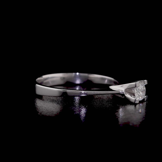 Kadınlar için tasarlanmış 14 ayar beyaz altın tektaş yüzük, parlak pırlanta detayıyla evlilik teklifi ve özel anlara zarafet katıyor. - AS00001-AS00018-AS00026