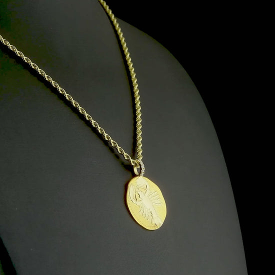 El işçiliğiyle üretilmiş yengeç burcu altın kolye, duygusal ruhu yansıtan tasarımı ve ışıltılı taş detayıyla ön plana çıkıyor. Pırlantalı altın burç kolye, hem sadeliği hem de anlamlı duruşu sayesinde her yaşa ve tarza hitap eden zamansız bir takı seçeneğidir.