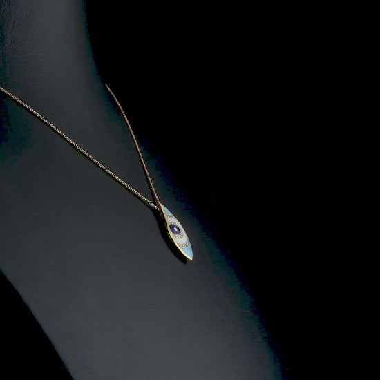 Şık bir takı standında sergilenen özel tasarım pırlanta göz kolye, mavi mineli yüzeyi ve göz detaylarıyla dikkat çekiyor çünkü bu zarif kolye hem modern hem de koruyucu bir simge olarak öne çıkıyor. 18 ayar rose altın ve 0,10 karat pırlanta birleşimi, bu takıyı eşsiz kılıyor.

