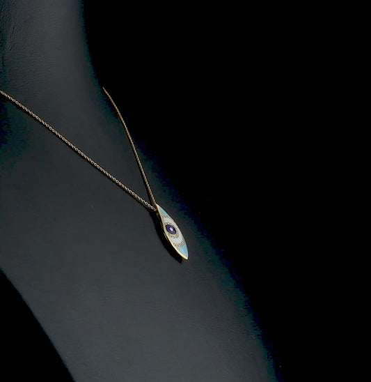 Şık bir takı standında sergilenen özel tasarım pırlanta göz kolye, mavi mineli yüzeyi ve göz detaylarıyla dikkat çekiyor çünkü bu zarif kolye hem modern hem de koruyucu bir simge olarak öne çıkıyor. 18 ayar rose altın ve 0,10 karat pırlanta birleşimi, bu takıyı eşsiz kılıyor.

