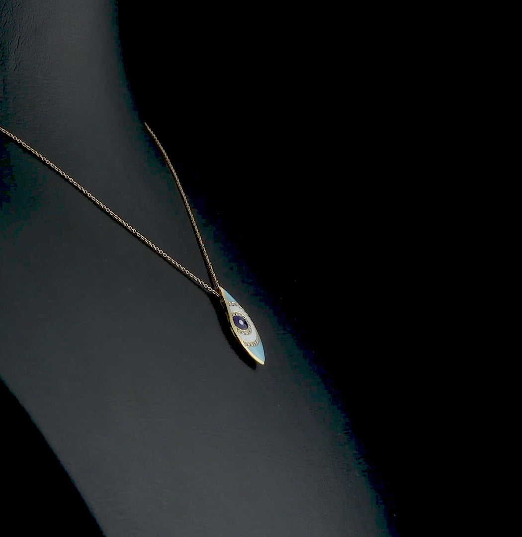 Şık bir takı standında sergilenen özel tasarım pırlanta göz kolye, mavi mineli yüzeyi ve göz detaylarıyla dikkat çekiyor çünkü bu zarif kolye hem modern hem de koruyucu bir simge olarak öne çıkıyor. 18 ayar rose altın ve 0,10 karat pırlanta birleşimi, bu takıyı eşsiz kılıyor.

