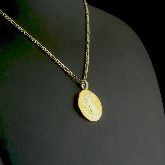 Pırlantalı altın burç kolye, kova burcunun sıra dışı bakış açısını yansıtan özgün figürüyle ön plana çıkar. El işçiliğiyle hazırlanan detaylar ve 0,06 karatlık taşla tamamlanan bu tasarım, hem zarafeti hem bireyselliği takı formuna dönüştürerek farklı bir şıklık sunar.
