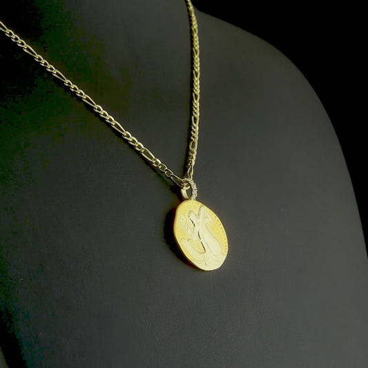 Pırlantalı altın burç kolye, kova burcunun sıra dışı bakış açısını yansıtan özgün figürüyle ön plana çıkar. El işçiliğiyle hazırlanan detaylar ve 0,06 karatlık taşla tamamlanan bu tasarım, hem zarafeti hem bireyselliği takı formuna dönüştürerek farklı bir şıklık sunar.
