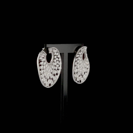 Zarif ve dikkat çekici pırlanta halka küpe, su damlası dizilimiyle ışığı yansıtır çünkü her detay ustalıkla işlenmiştir. 18 ayar altın gövde, taşların parlaklığını vurgular ve tasarım her kombine şıklık katar. Bu nedenle hem özel günlerde hem günlük kullanımda idealdir.

