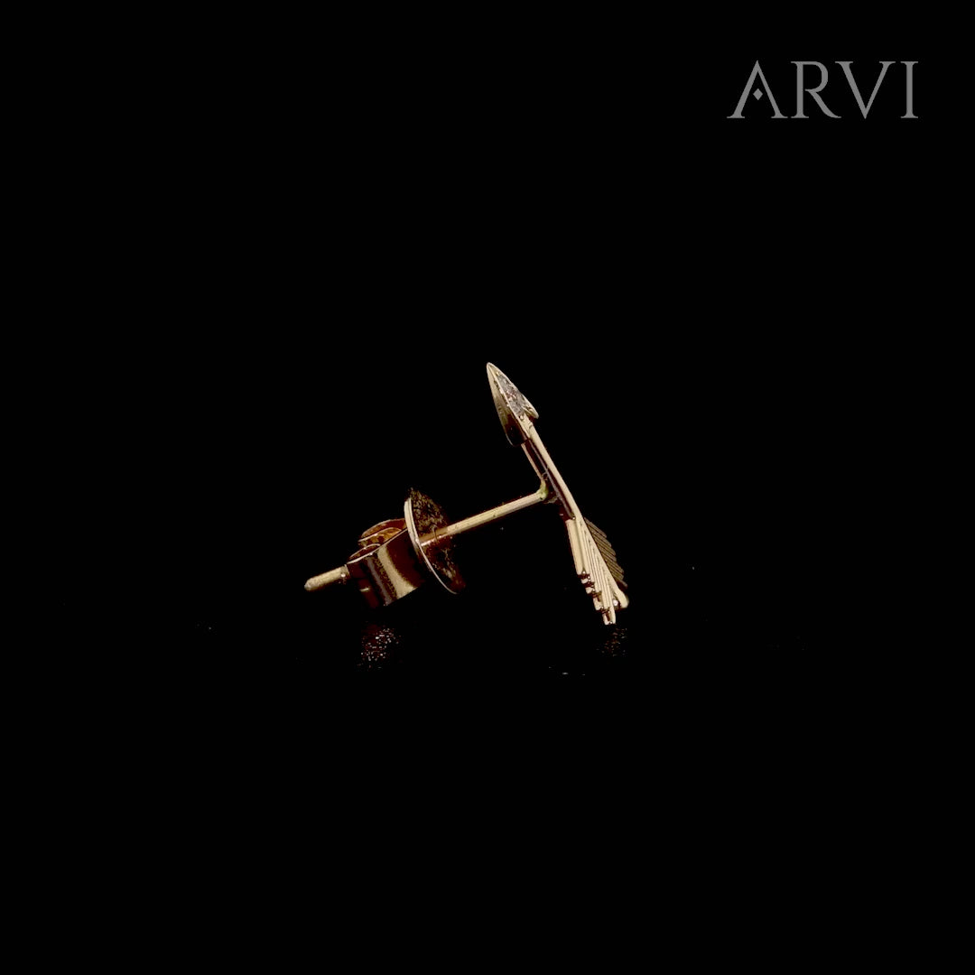 Rose altın kaplamalı 14 ayar ok küpe, küçük boyutuna rağmen zarafetiyle dikkat çekiyor. Ucundaki 0,02 karat pırlanta taşı sayesinde ışıltı kazanan bu modern küpe modeli, günlük stilin tamamlayıcısı oluyor. Rose altının sıcak tonları ile pırlantanın parlaklığı, yumuşak ve feminen bir ifade yaratıyor.

VS20161