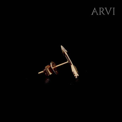 Rose altın kaplamalı 14 ayar ok küpe, küçük boyutuna rağmen zarafetiyle dikkat çekiyor. Ucundaki 0,02 karat pırlanta taşı sayesinde ışıltı kazanan bu modern küpe modeli, günlük stilin tamamlayıcısı oluyor. Rose altının sıcak tonları ile pırlantanın parlaklığı, yumuşak ve feminen bir ifade yaratıyor.

VS20161