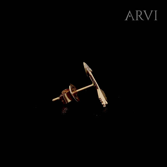 Rose altın kaplamalı 14 ayar ok küpe, küçük boyutuna rağmen zarafetiyle dikkat çekiyor. Ucundaki 0,02 karat pırlanta taşı sayesinde ışıltı kazanan bu modern küpe modeli, günlük stilin tamamlayıcısı oluyor. Rose altının sıcak tonları ile pırlantanın parlaklığı, yumuşak ve feminen bir ifade yaratıyor.

VS20161