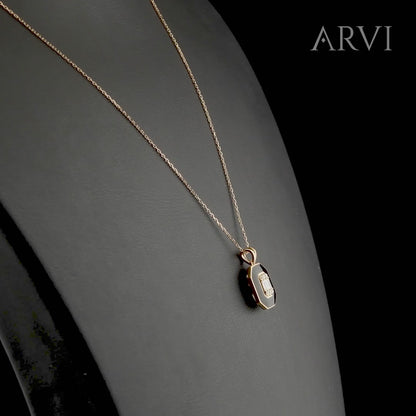 Baget taşlı kolye modeli, beyaz baget pırlanta taşın siyah mine üzerinde net şekilde parlamasıyla öne çıkıyor. Siyah mineli pırlanta kolye formu, klasik takı anlayışını modern çizgilerle yeniden yorumluyor ve minimal stil sevenler için ideal bir seçim oluyor.

