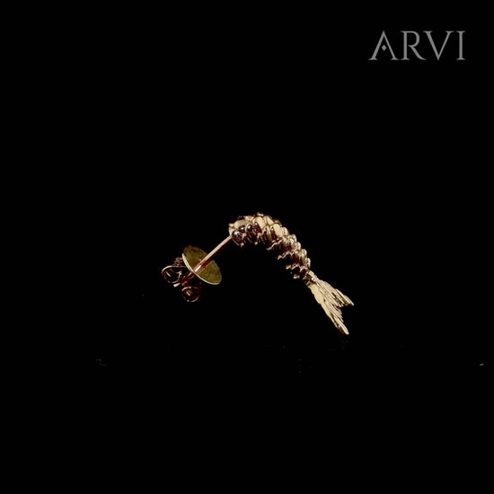 Altın minimal tasarım küpe kategorisinde yer alan bu balık kuyruğu formundaki model, 14 ayar rose altın dokusuyla doğal bir parlaklık sunar. Taşsız yapısı sayesinde hem sade hem iddialı bir görünüm oluşturur. Bu özel tasarım, minimal tarzı benimseyen kadınların günlük takı koleksiyonuna uyum sağlar.

