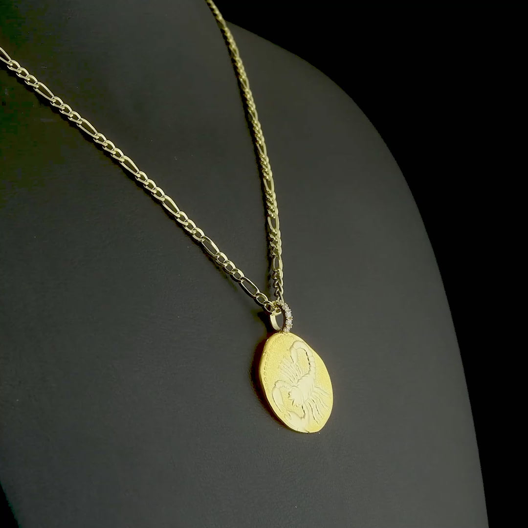 Pırlantalı altın burç kolye, akrep burcunun derin sezgilerini ve kararlı doğasını yansıtan sembolüyle dikkat çekiyor. El işçiliğiyle öne çıkan kabartmalı figür ve ışığı etkileyici şekilde yansıtan taş detayı, bu özel tasarımı modern bir burç kolyesine dönüştürüyor.

