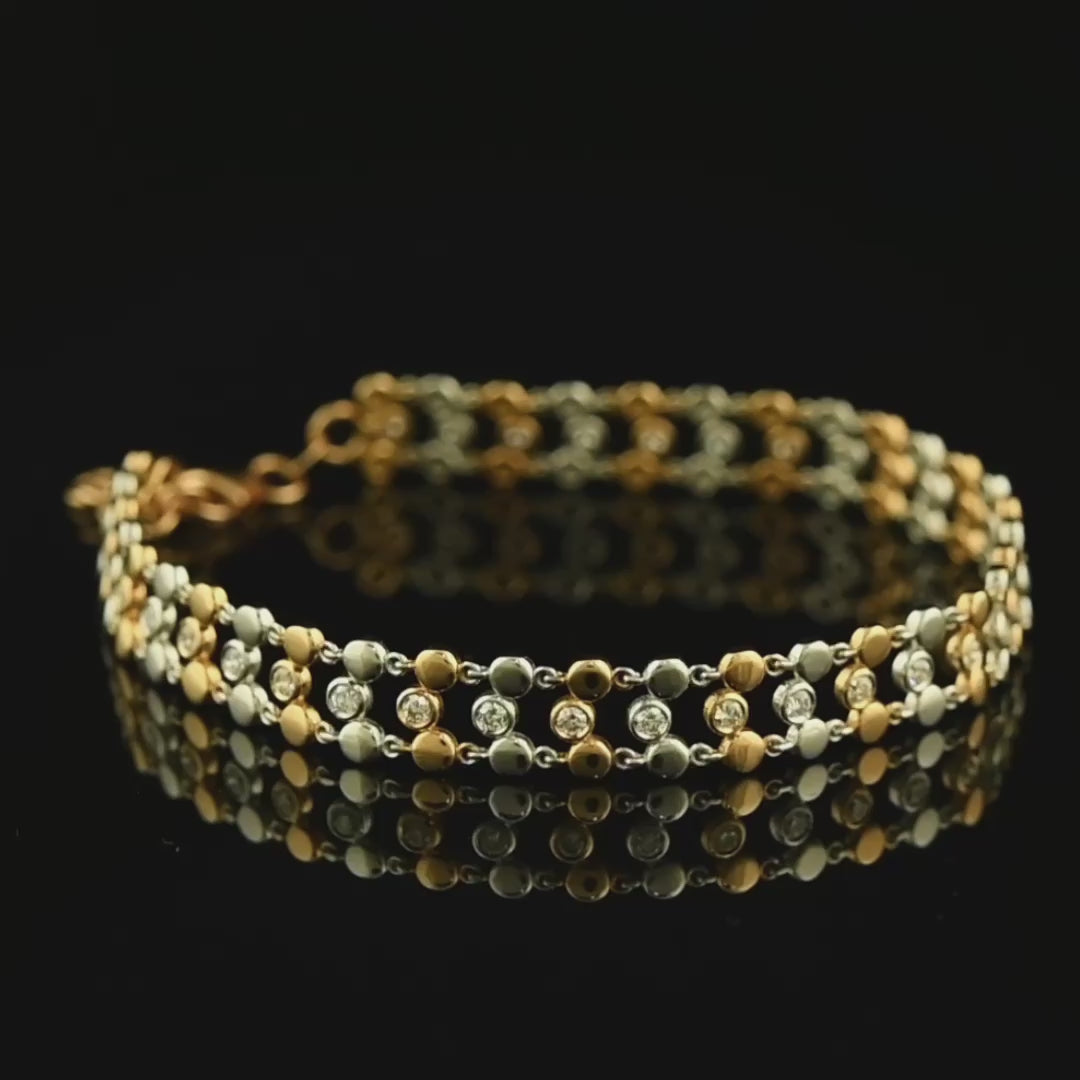 0,76 karat yuvarlak kesim pırlantalarla tasarlanan örgü pırlanta bilezik, 18 ayar beyaz ve rose altın uyumuyla modern ve zarif bir şıklık sunuyor.