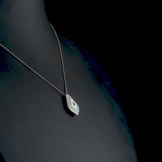 Modelin boynunda duruşu sergilenen özel tasarım altın göz kolye, ayarlanabilir 42-45 cm zinciri sayesinde hem günlük kullanım hem de özel günler için ideal bir aksesuar olduğunu kanıtlıyor. Mavi mine ve pırlanta detaylar, kolyeye sanatsal bir ifade katarken 18 ayar rose altının sıcak tonu kolyeyi modernleştiriyor.

