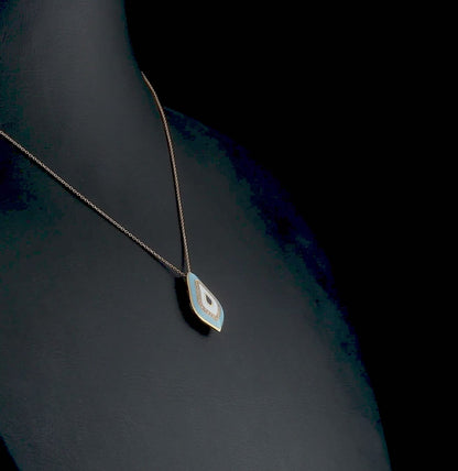 Modelin boynunda duruşu sergilenen özel tasarım altın göz kolye, ayarlanabilir 42-45 cm zinciri sayesinde hem günlük kullanım hem de özel günler için ideal bir aksesuar olduğunu kanıtlıyor. Mavi mine ve pırlanta detaylar, kolyeye sanatsal bir ifade katarken 18 ayar rose altının sıcak tonu kolyeyi modernleştiriyor.

