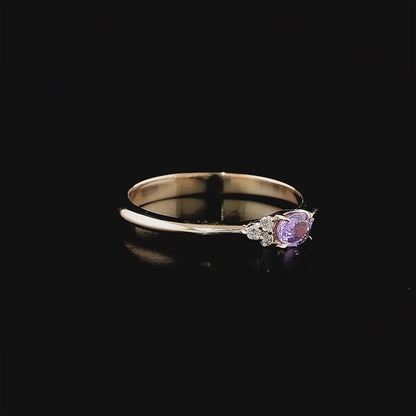 Mor safir taşlı yüzüğün yakından çekilmiş detayında, safirin canlı mor tonu ve yanlardaki parlak pırlantaların ışıltısı net şekilde görülüyor, rose altın montür ise sıcak bir görünüm sunuyor.

