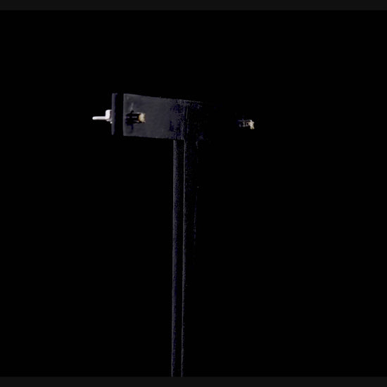 Minimalist çizgilerle şekillendirilmiş beyaz altın tektaş küpe modeli, sarı pırlanta tektaş küpe arayanlar için hem sade hem dikkat çekici bir alternatif sunarken pırlantanın doğal ışıltısını net şekilde ortaya çıkarıyor.

