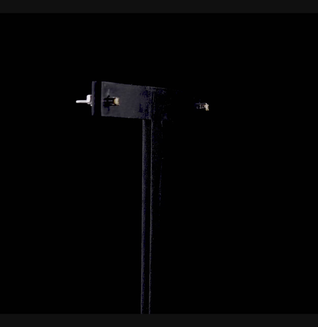 Minimalist çizgilerle şekillendirilmiş beyaz altın tektaş küpe modeli, sarı pırlanta tektaş küpe arayanlar için hem sade hem dikkat çekici bir alternatif sunarken pırlantanın doğal ışıltısını net şekilde ortaya çıkarıyor.

