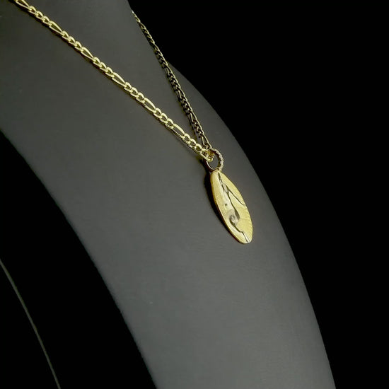 Başak burcu altın kolye, düzenli ve sade tasarımıyla minimalist takı severlere hitap ediyor. Yuvarlak tabanlı kabartmalı figür, kolyeye anlam katarken; taşlı detay sayesinde pırlantalı altın burç kolye modeli zarafeti günlük stilin doğal bir parçası haline getiriyor.

