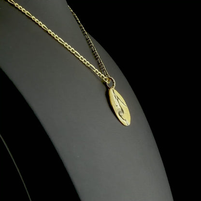 Başak burcu altın kolye, düzenli ve sade tasarımıyla minimalist takı severlere hitap ediyor. Yuvarlak tabanlı kabartmalı figür, kolyeye anlam katarken; taşlı detay sayesinde pırlantalı altın burç kolye modeli zarafeti günlük stilin doğal bir parçası haline getiriyor.

