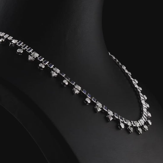 Özel tasarım pırlanta gerdanlık; 18 ayar altın (beyaz-rose-sarı) seçenekli; baget safirler ve yuvarlak pırlantalar ritmik yerleşimli; özgün, modern ve şık safir kolye; günlük ve davet stili için zarif altın gerdanlık, ürün çekimi.