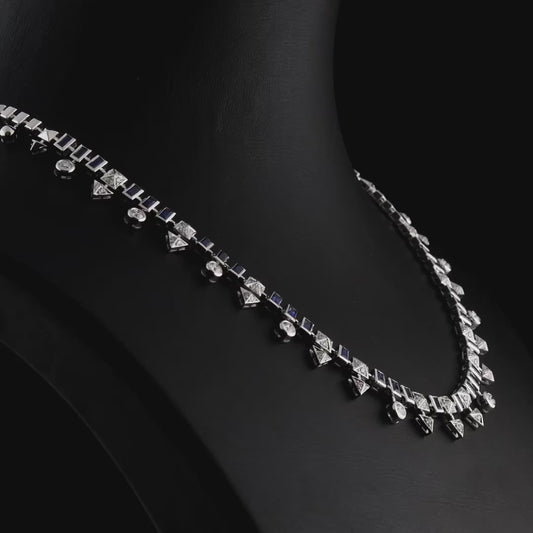 Özel tasarım pırlanta gerdanlık; 18 ayar altın (beyaz-rose-sarı) seçenekli; baget safirler ve yuvarlak pırlantalar ritmik yerleşimli; özgün, modern ve şık safir kolye; günlük ve davet stili için zarif altın gerdanlık, ürün çekimi.