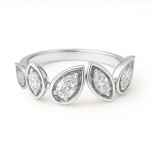 0,56 karat damla markiz pırlanta tasarım yüzük, 18 ayar beyaz altın montür üzerinde zarif ışıltılı pırlanta taş detaylarıyla